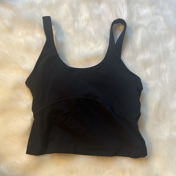 Aritizia TnaBUTTER Bound Tank
Light-support sports tank with built-in bra XS EUC - Picture 4 of 6